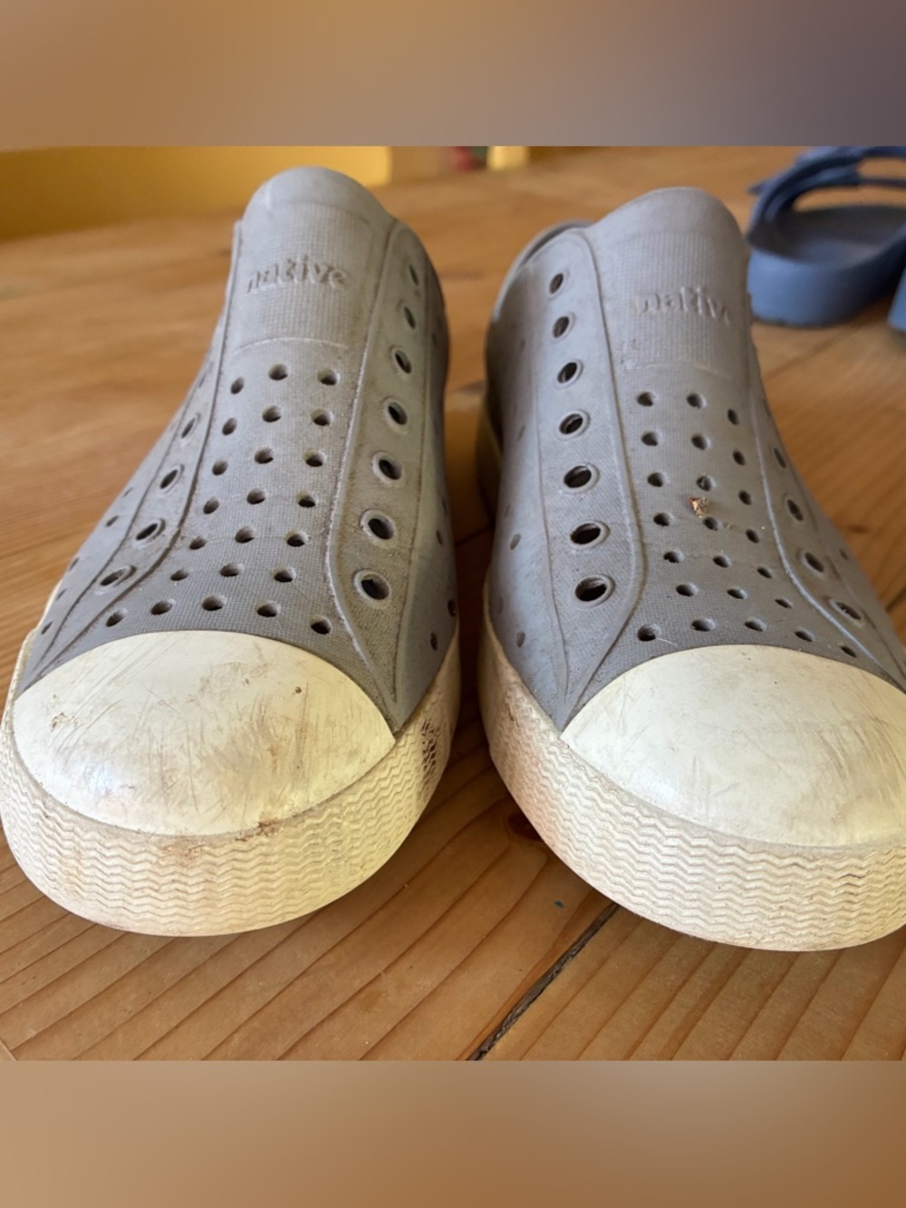 Natives Jefferson style gray shoes size J3.